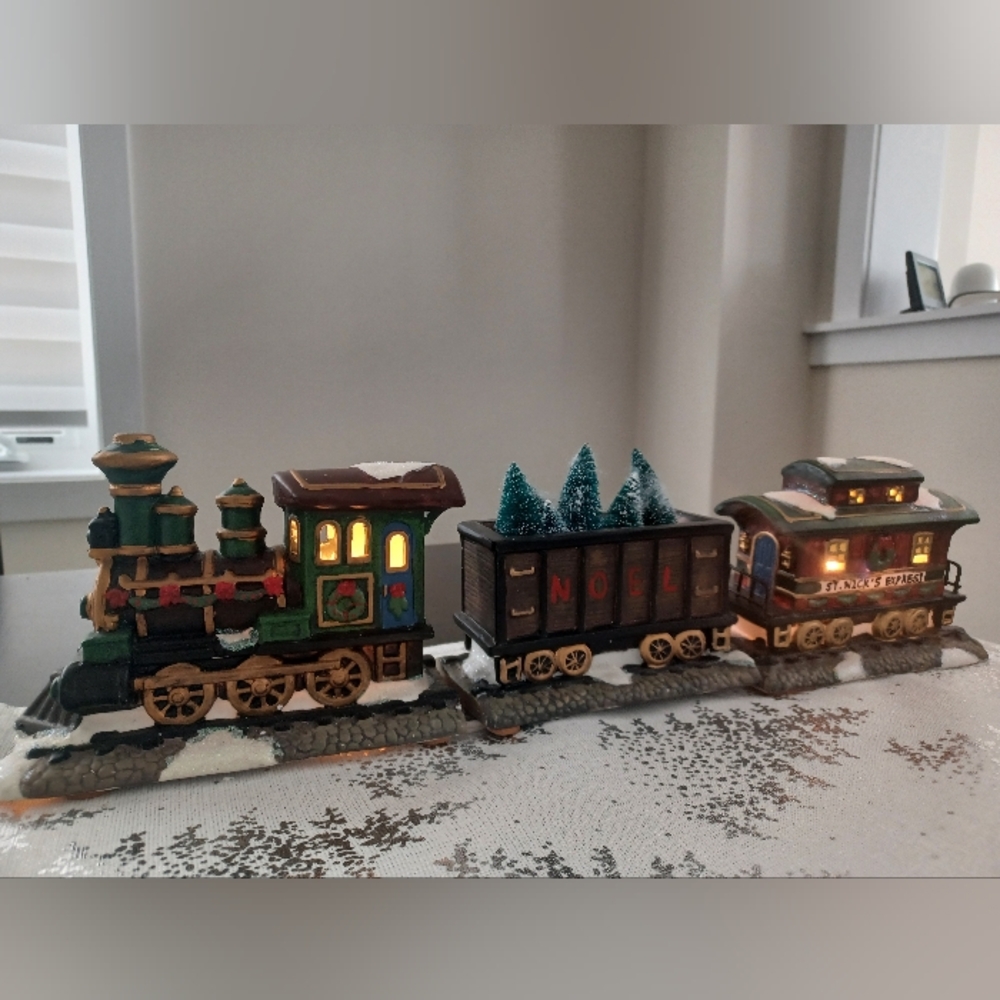 Train Set of 3 St. Nicholas Square Illuminated 2008 Centerpiece Table Topper